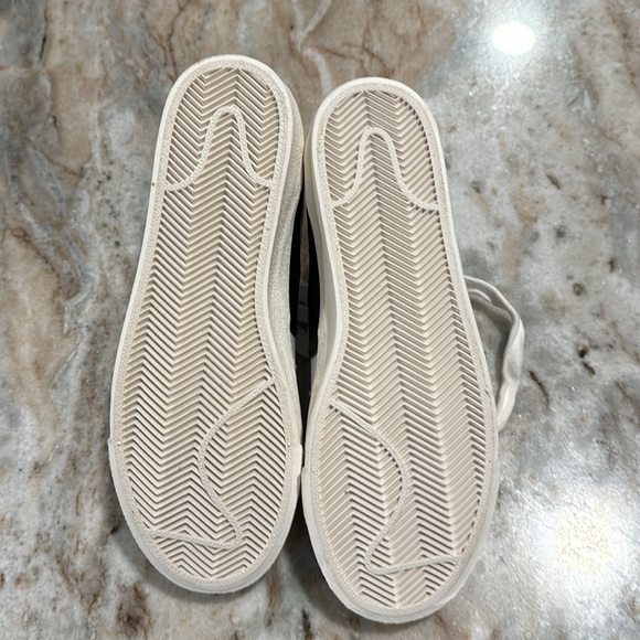 UNWORN BRAND NEW Funky NIKE SNEAKERS - Picture 5 of 7